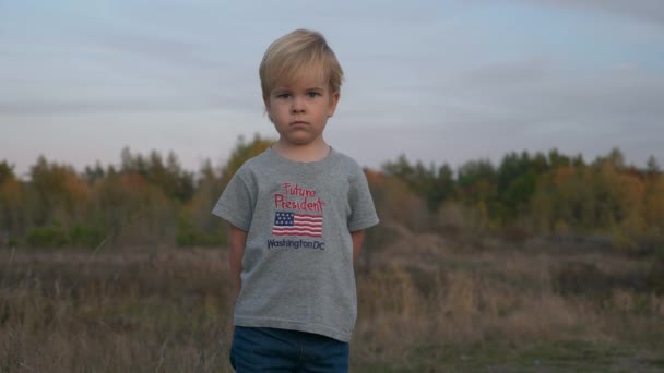 Garçon Avec Signe Futur Président Sur Shirt Montre Différentes Expressions — Video