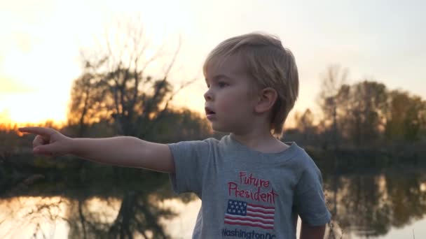 Jongen Met Uithangbord Future President Shirt Pointing Finger Sky Landelijke — Stockvideo