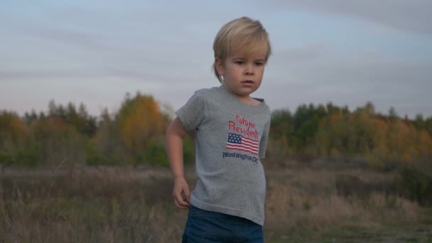 Serious Boy Met Uithangbord Future President Shirt Stands Thinking — Stockvideo