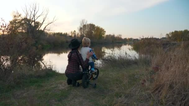 Matka Syn Wędrówki Rowerze River Dziecko Odkrywa Świat Matka Mówi — Wideo stockowe