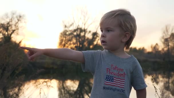 Jongen Met Uithangbord Future President Shirt Pointing Finger Sky Landelijke — Stockvideo