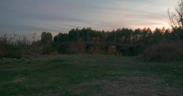 Campingplats Nära Floden Vacker Solnedgång Kvällshimlen Landskapsscenen Landskap Landsbygden — Stockvideo