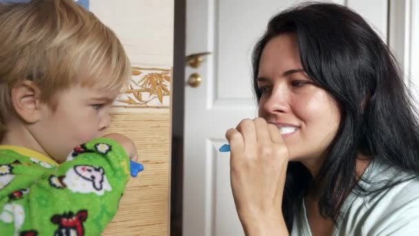 Mãe Filho Escova Dentes Banheiro Manhã Após Sono Câmera Lenta — Vídeo de Stock