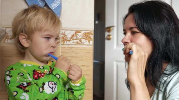 Mother Son Brush Teeth Bathroom Morning Sleep Slow Motion 60Fps — Stock Video