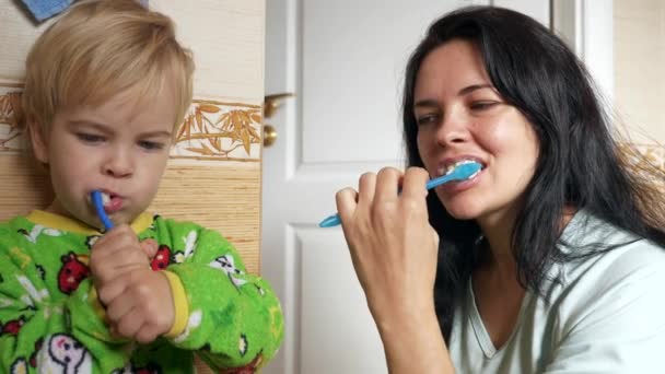 Зубы Матери Сына Чистить Ванной Утром После Сна Медленное Движение — стоковое видео