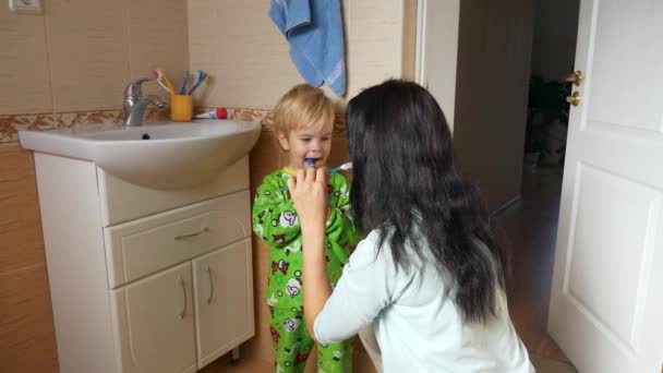 Зубы Матери Сына Чистить Ванной Утром После Сна Медленное Движение — стоковое видео