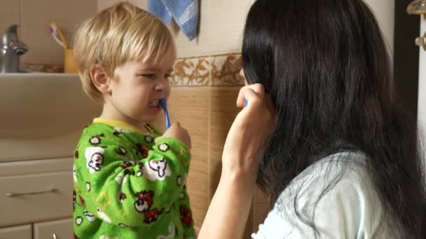 Mãe Filho Escova Dentes Banheiro Manhã Após Sono Câmera Lenta — Vídeo de Stock