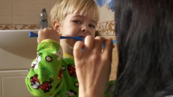 Mãe Filho Escova Dentes Banheiro Manhã Após Sono Câmera Lenta — Vídeo de Stock