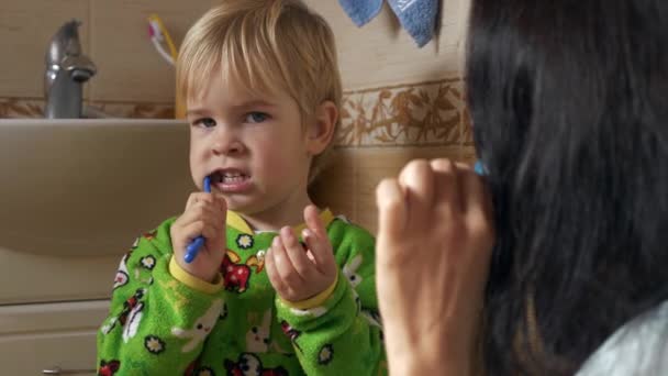 Mutter Und Sohn Putzen Morgens Nach Dem Schlafen Die Zähne — Stockvideo