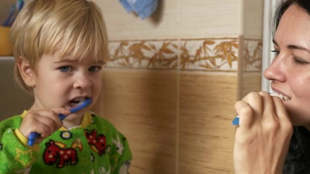Anne Oğul Diş Fırçası Sabah Uyuduktan Sonra Tuvalette Ağır Çekim — Stok video