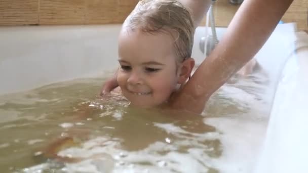 Chłopiec Lubi Kąpać Się Wannie Mama Myje Dziecko Łazience Spowolnienie — Wideo stockowe
