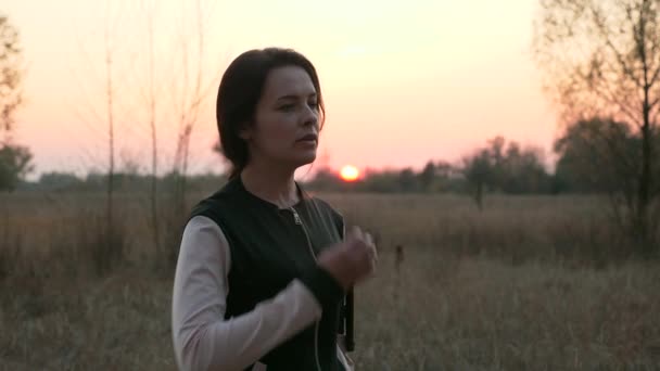 Junge Frau Entspannt Sich Nach Joggen Wellendingen Abendsonne Hintergrund Zeitlupe — Stockvideo