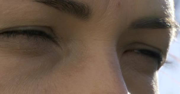 Pestañas Ojos Rostros Femeninos Primer Plano Mirada Seria Aire Libre — Vídeo de stock