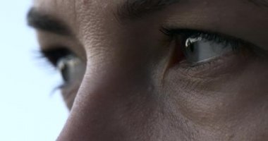 Dişi Göz Kirpikleri 'ni yakın plan çek. Cidden dışarı bak. Doğal Işıklandırma