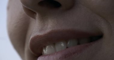 Dişi Surat 'ı yakın plan çekiyoruz. Ağız Dudakları Burun Gözleri. Açık havada Doğal Işıklandırma Sabah Akşam Saati