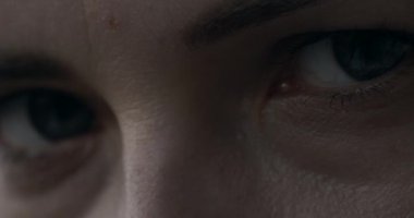 Dişi Göz Kirpikleri 'ni yakın plan çek. Cidden dışarı bak. Doğal Işıklandırma