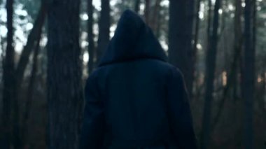 Kara Pelerinli Gezgin, Pelerinli Ormanda Yürüyor. Gezgin Keşiş Pilgrim. Sonbahar Sabahı. Gizemli Gezgin. 2x Yavaş çekim 60 fps 4K