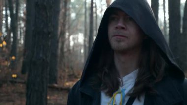 Kara Pelerinli Gezgin, Pelerinli Ormanda Yürüyor. Gezgin Keşiş Pilgrim. Sonbahar Sabahı. Gizemli Gezgin. 2x Yavaş çekim 60 fps 4K