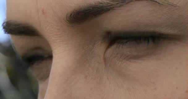 閉じ込められた女性の顔の目のまつ毛 外を見てみろ 自然光 — ストック動画