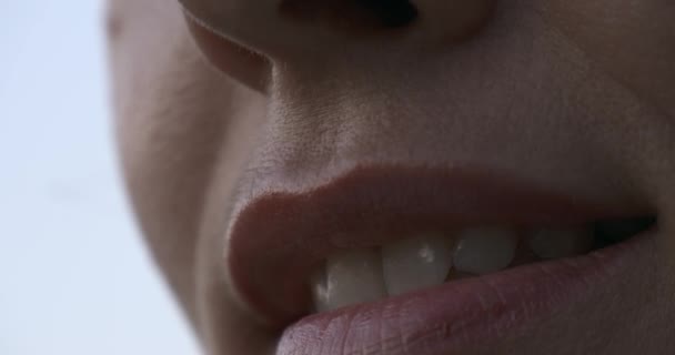 Inclinando Cerca Cara Femenina Mouth Lips Nose Eyes Inglés Iluminación — Vídeo de stock