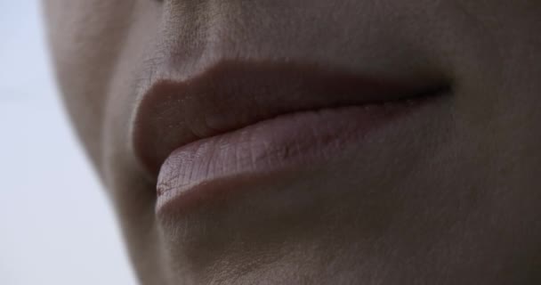 Närbild Smile Female Mouth Lips Naturlig Belysning Morgon Kväll Utomhus — Stockvideo