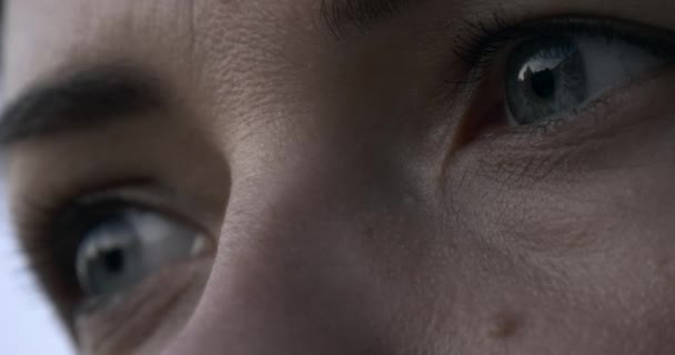 Zbliżenie Rzęs Kobiecych Oczu Twarzy Poważne Spojrzenie Zewnątrz Naturalne Oświetlenie — Wideo stockowe