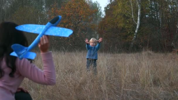 Moeder Met Zoon Spelen Buiten Lanceren Speelgoedvliegtuig Happy Boy Kind — Stockvideo