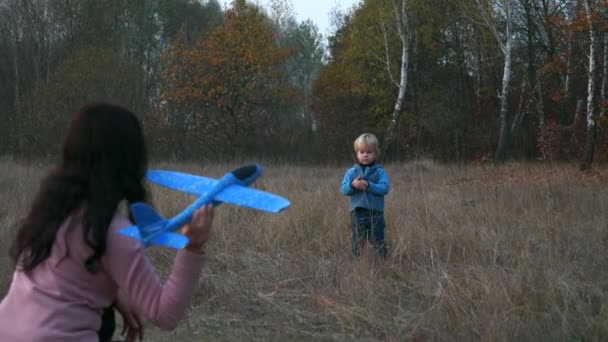 Moeder Met Zoon Spelen Buiten Lanceren Speelgoedvliegtuig Happy Boy Kind — Stockvideo