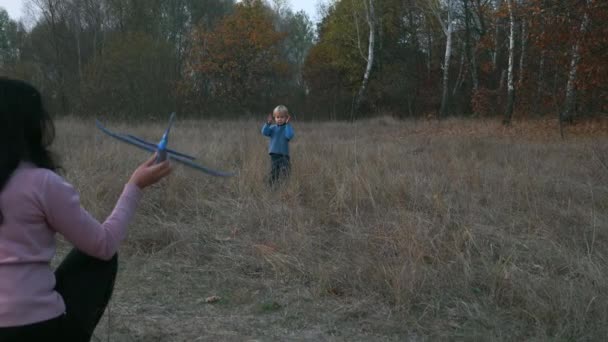 Moeder Met Zoon Spelen Buiten Lanceren Speelgoedvliegtuig Happy Boy Kind — Stockvideo