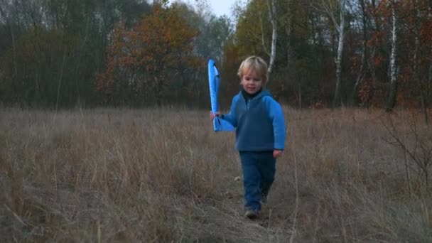 Moeder Met Zoon Spelen Buiten Lanceren Speelgoedvliegtuig Happy Boy Kind — Stockvideo