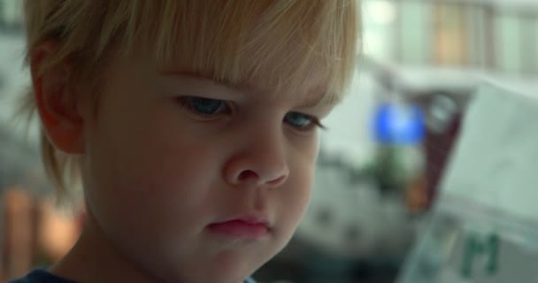 Little Boy Waiting Parents Business Center Administration Inglês Close Criança — Vídeo de Stock