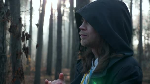 Muž Zahřívá Ruce Poutník Černém Plášti Cowl Cestování Mlžném Lese — Stock video