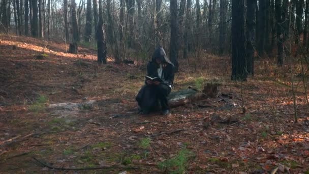 Mnich Czarnym Cowl Hoodzie Wznosi Się Trzymając Rękę Biblię Słońce — Wideo stockowe