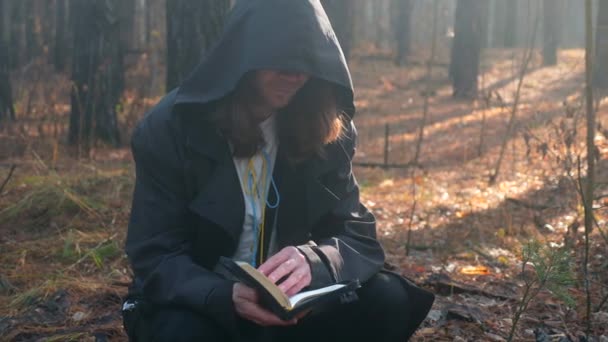 Monge Capuz Preto Levanta Mão Segurando Bíblia Luz Sol Misty — Vídeo de Stock