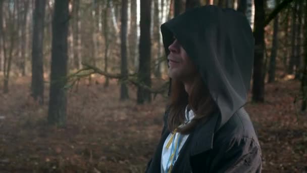 Wanderer Black Cloak Cowl Walks Misty Forest Wandering Monk Pilgrim — Stock Video