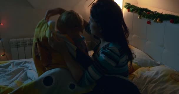 Nachtgebed Slaapkamer Moeder Kind Bidden Zittend Bed Voordat Slapen Kerstavond — Stockvideo