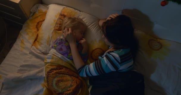 Mother Puts Child Bed Talking Sing Lullaby Telling Story 로스앤젤레스 — 비디오