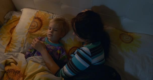 Μητέρα Βάζει Παιδί Στο Κρεβάτι Και Μιλάει Τραγουδώντας Νανούρισμα Λέγοντας — Αρχείο Βίντεο