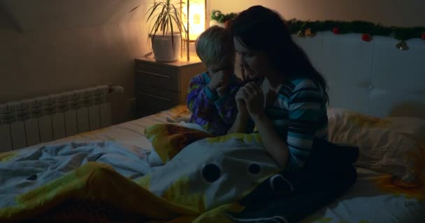 Night Prayer Bedroom Mother Child Praying Sitting Bed Sleeping Christmas — Stock Video