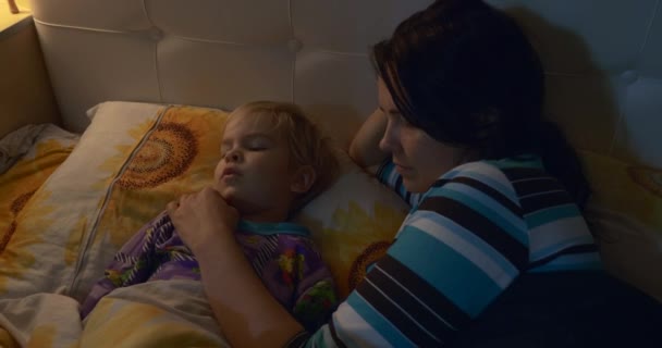Mãe Coloca Criança Cama Falando Cantando Lullaby Contando História Noite — Vídeo de Stock