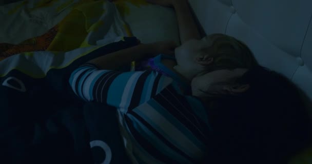 Moeder Kind Slapen Nachts Bed Slaapkamer Kerstavond Nieuwjaarsvakantie — Stockvideo