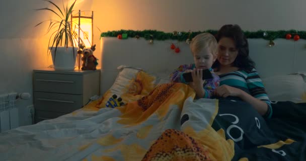 Mutter Und Kind Sehen Heimvideo Auf Smarphone Während Sie Vor — Stockvideo