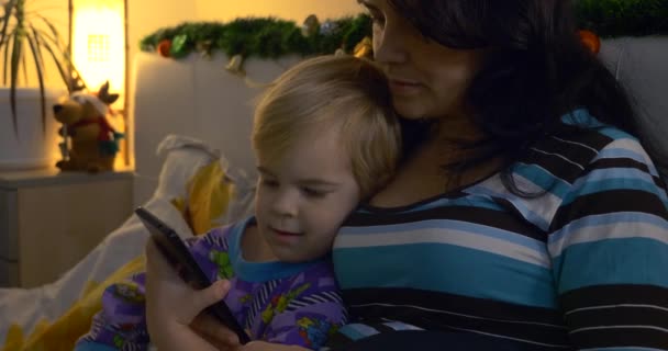 Mãe Criança Assistindo Vídeo Casa Smarphone Enquanto Deitado Cama Antes — Vídeo de Stock