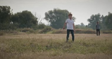 Man and Boy, Oyuncak Uçakla Sahada Oynuyor. Baba ve Çocuk Doğa 4K 10-bit 'te Birlikte Zaman Geçiriyorlar