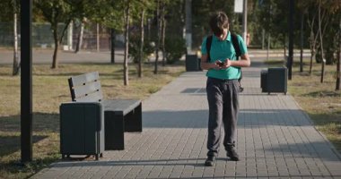 4K 10-bit Park 'ta Sırt çantalı Genç Öğrenci Yürüyüşü