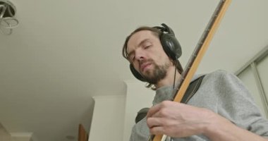 Erkek Müzisyen Çalışması Bass Guitar 4K 10-bit 'te Müzik Çalıyor