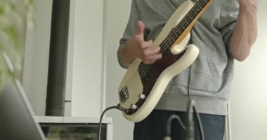 Erkek Müzisyen Çalışması Bass Guitar 4K 10-bit 'te Müzik Çalıyor