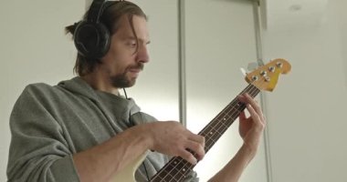 Erkek Müzisyen Çalışması Bass Guitar 4K 10-bit 'te Müzik Çalıyor