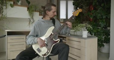 Erkek Müzisyen Çalışması Bass Guitar 4K 10-bit 'te Müzik Çalıyor