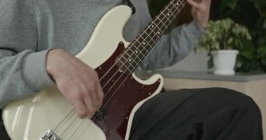 Erkek Müzisyen Çalışması Bass Guitar 4K 10-bit 'te Müzik Çalıyor